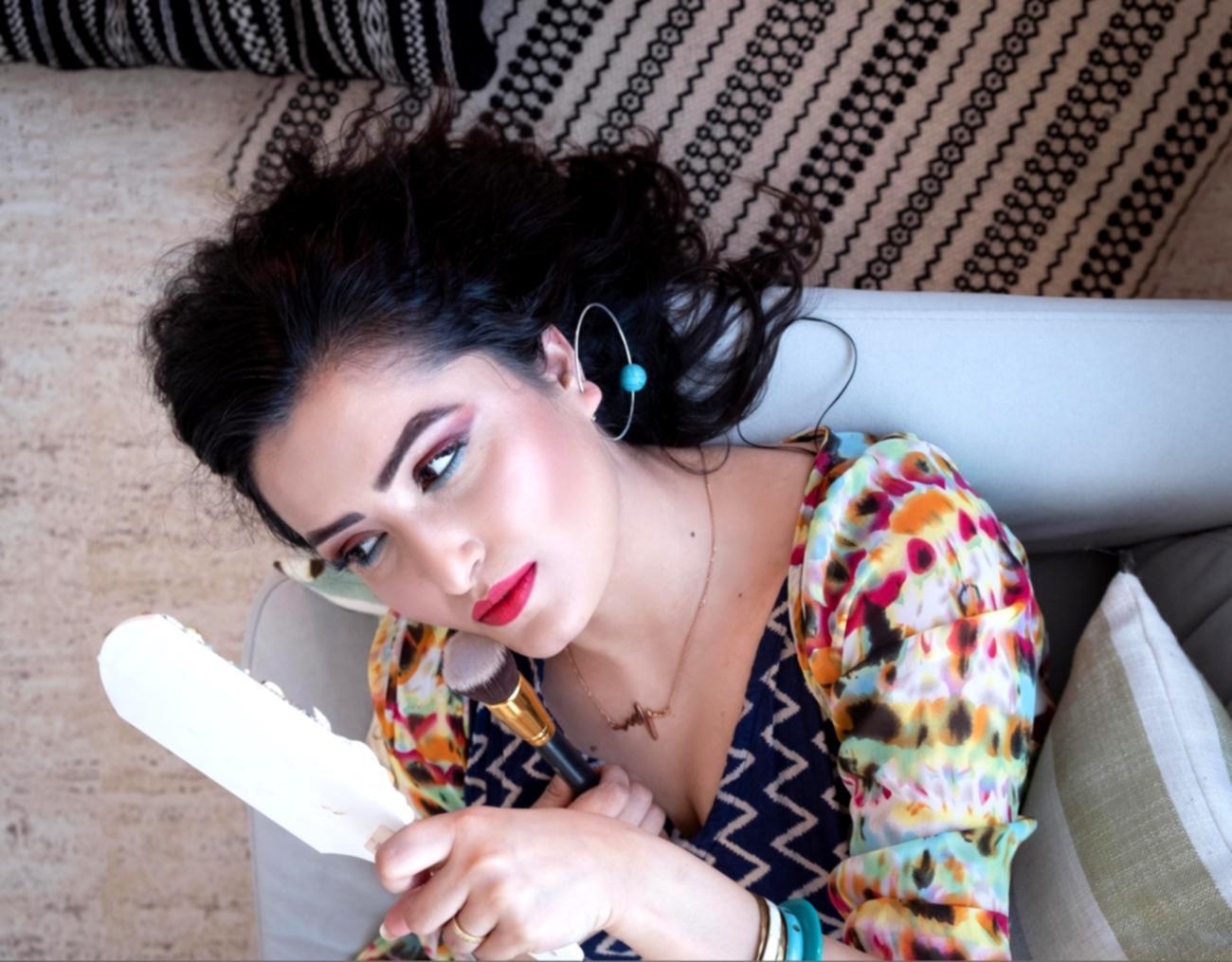 Application précise du maquillage pour défilé